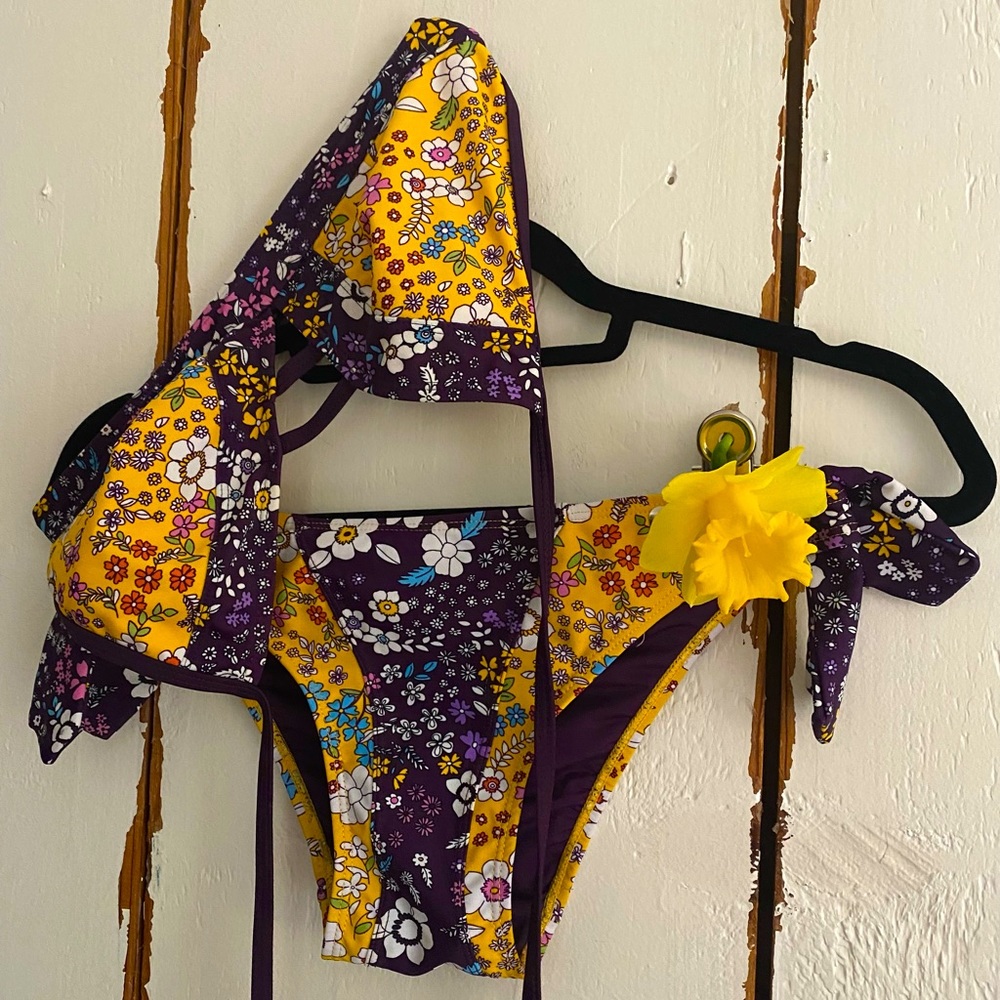 Bikini Floral Print :: Small bottoms Medium Top